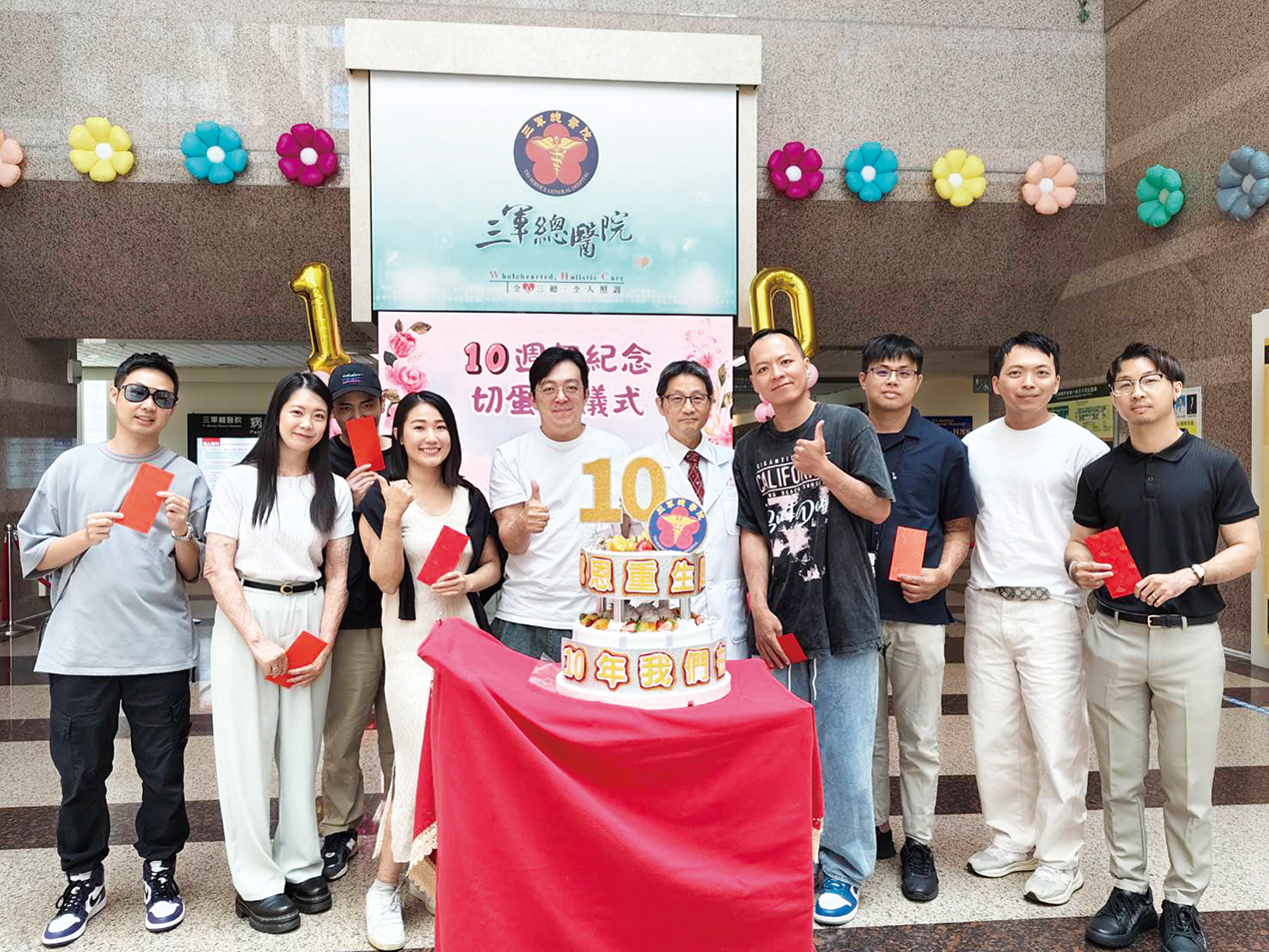 圖2李俊泰副院長與全出席傷友合影自右而左郭修銘李承君郭致宇李承軒李俊泰副院長林佑軒陳寧李孟修胡馥純郭晉瑋